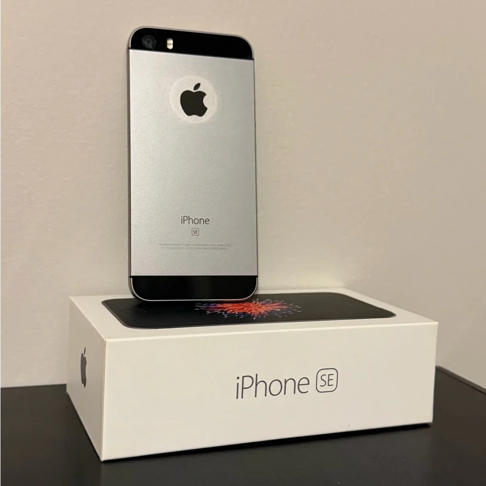 Apple iPhone SE Black and Silver